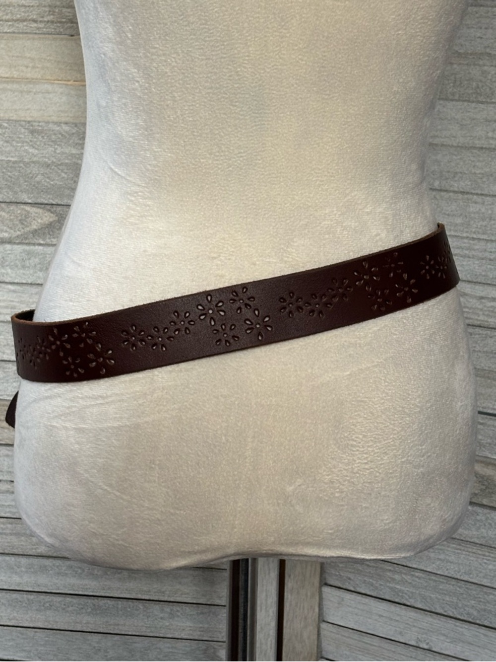 ITALIAN LEATHER Vintage Boho Style Floral Cutout Belt SZ M/L 42”, Made in USA - Picture 12 of 16